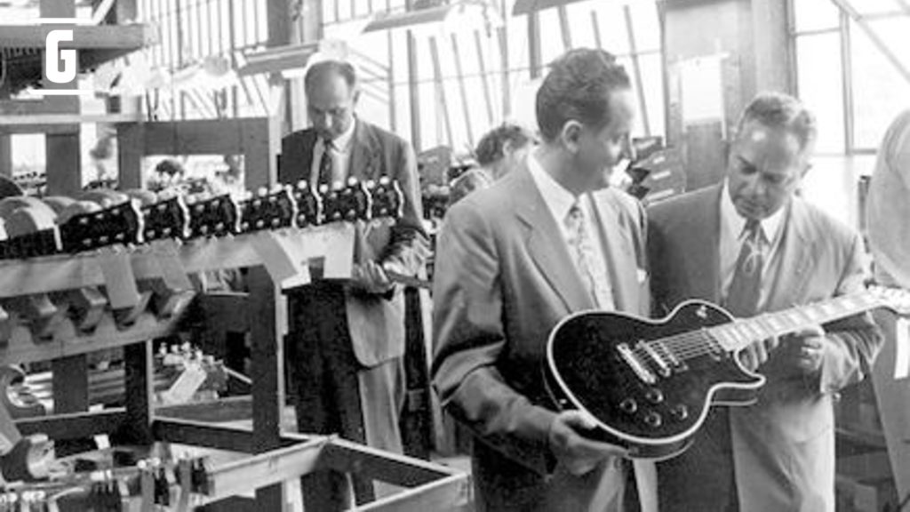 Ted McCarty avec Les Paul dans l'usine Gibson